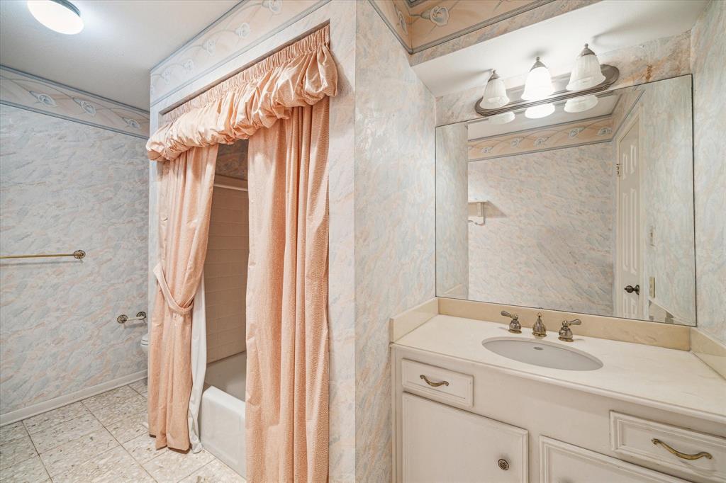 207 Lombardy Drive, Sugar Land, Texas image 33