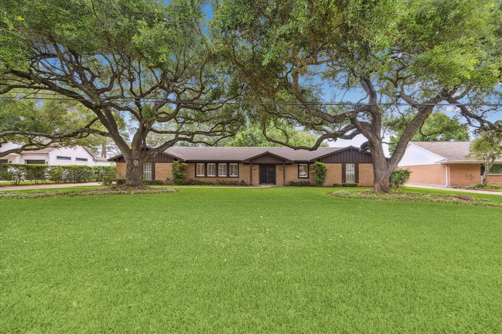 207 Lombardy Drive, Sugar Land, Texas image 3