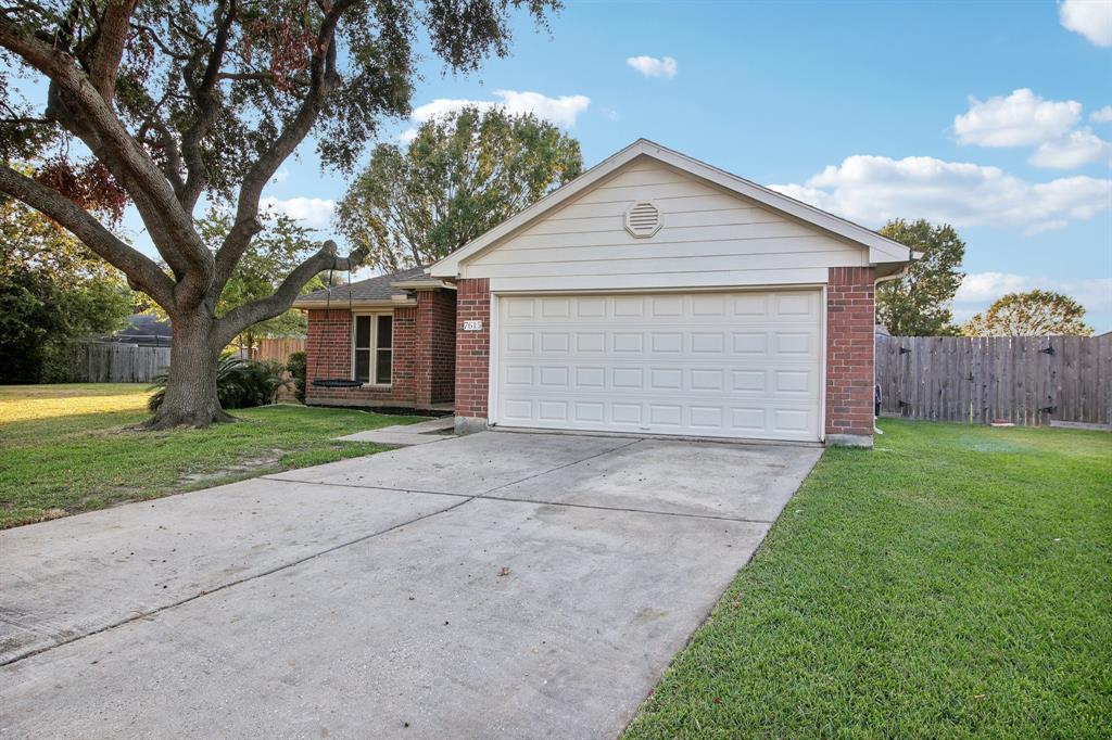 7615 Caddo Court, Baytown, Texas image 2