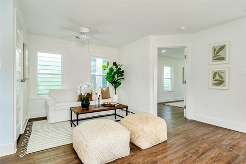 Single Family Residence in Galveston TX 1121 Avenue M 4.jpg