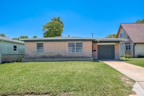 Single Family Residence in Galveston TX 1803 Bayou Homes Drive.jpg