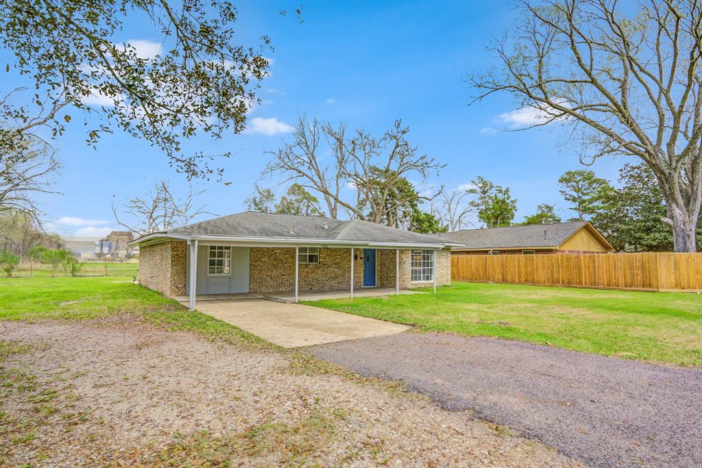 1406 W Talmage Street, Alvin, Texas image 4