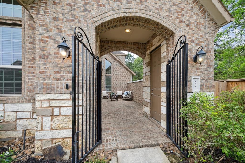 927 Hunter Ridge Court, Conroe, Texas image 2