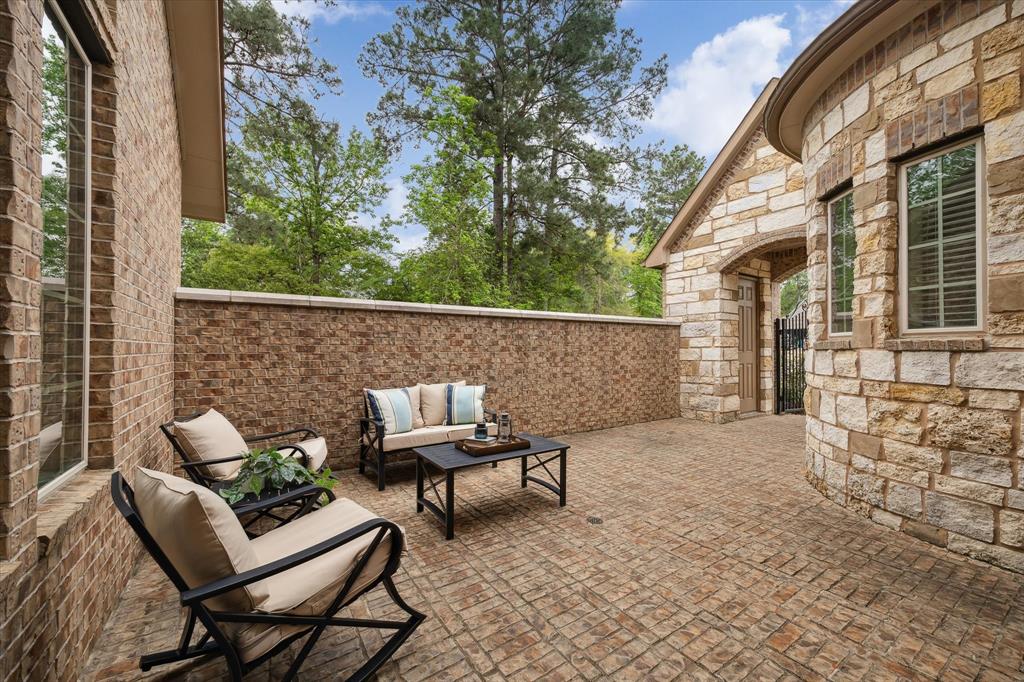 927 Hunter Ridge Court, Conroe, Texas image 3