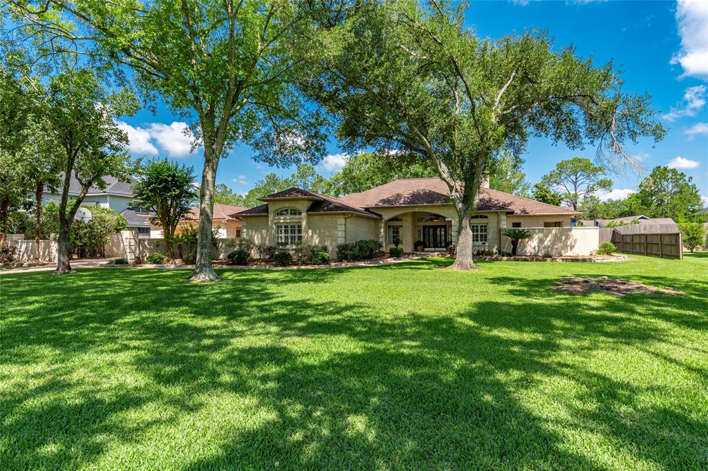 904 Pine Hollow Drive, Friendswood, Texas image 1