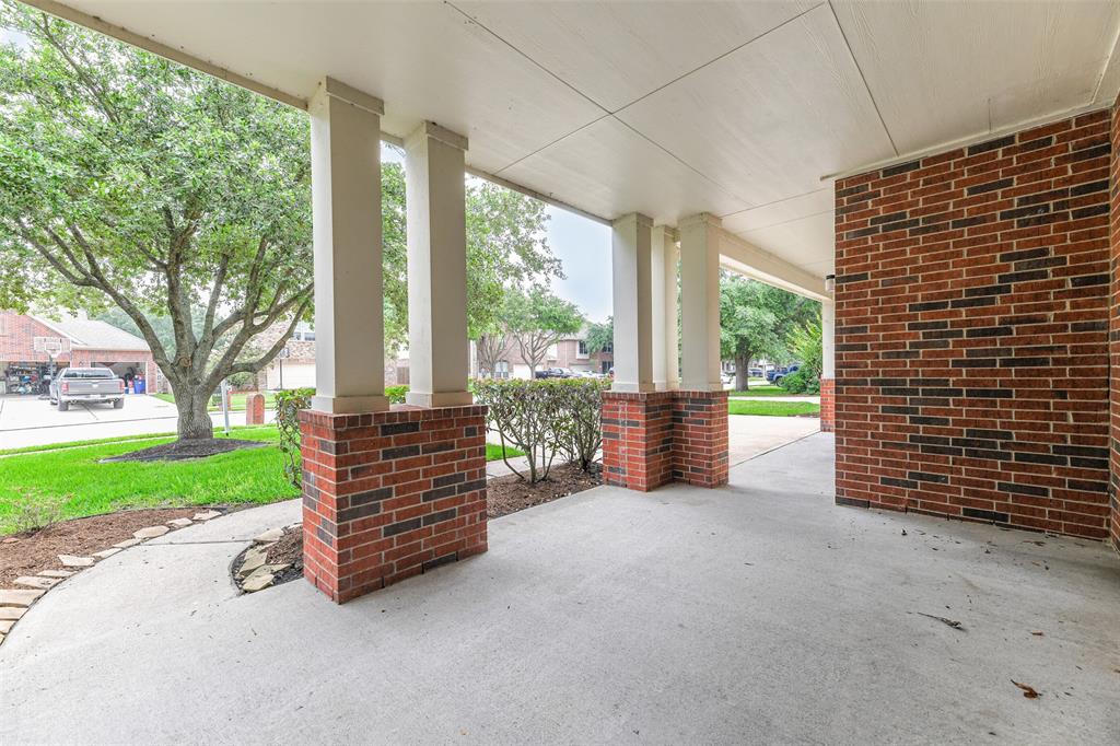 813 Walnut Pointe Drive, League City, Texas image 4