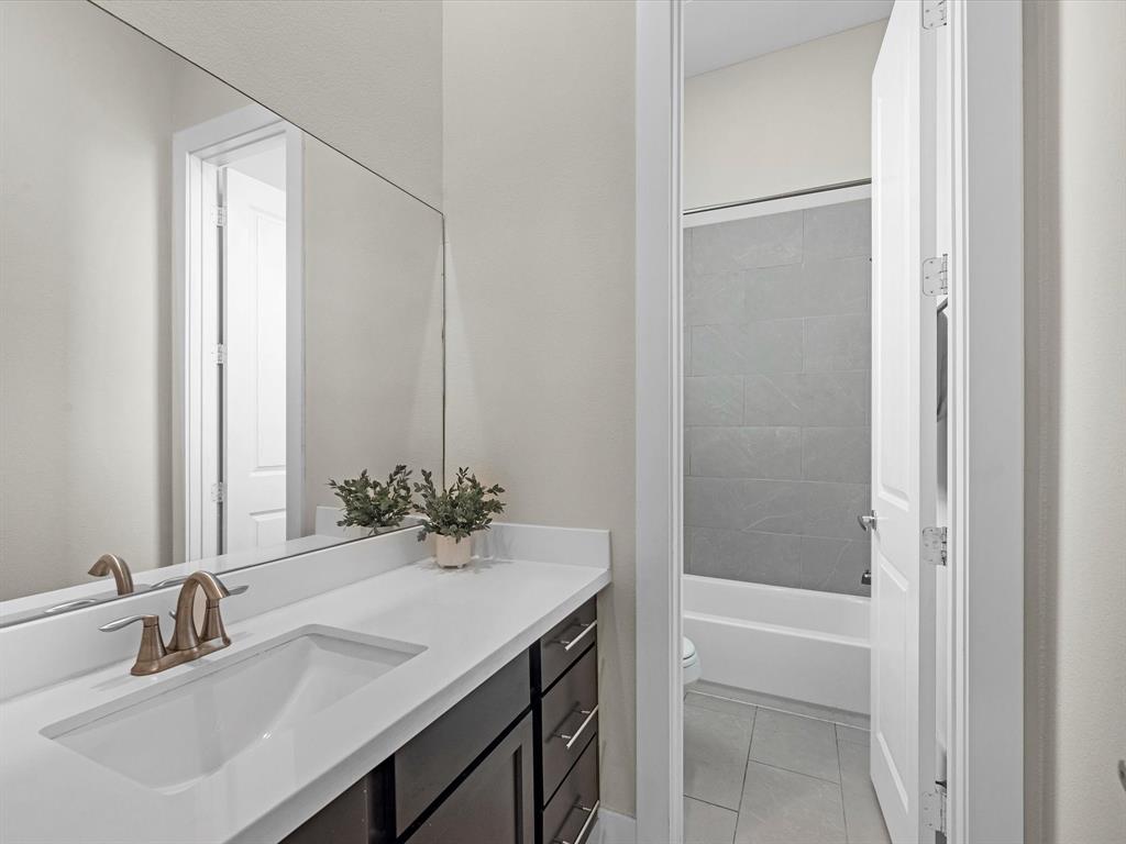 110 N Hutcheson Street, Houston, Texas image 6