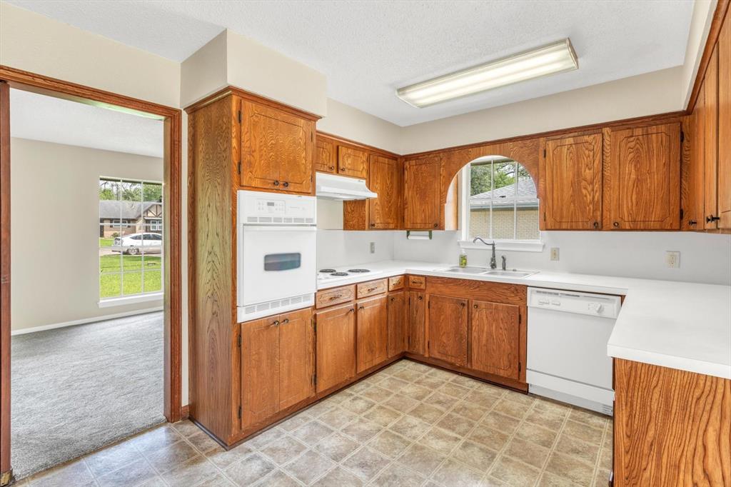 104 Iris Street, Lake Jackson, Texas image 13