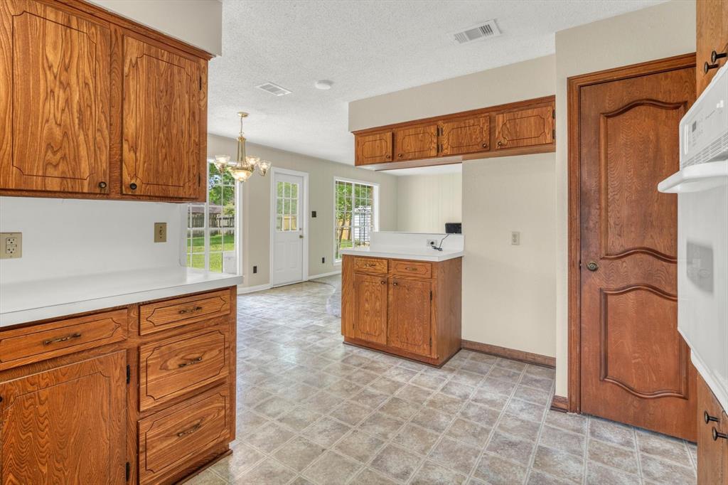 104 Iris Street, Lake Jackson, Texas image 14