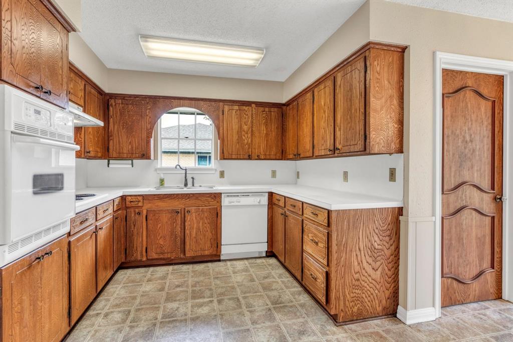 104 Iris Street, Lake Jackson, Texas image 12