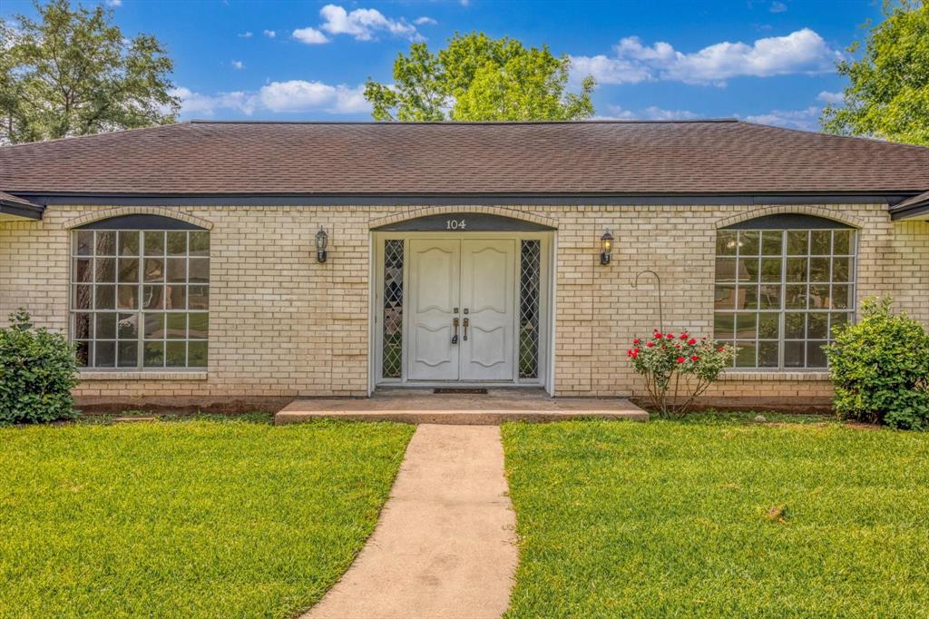 104 Iris Street, Lake Jackson, Texas image 4