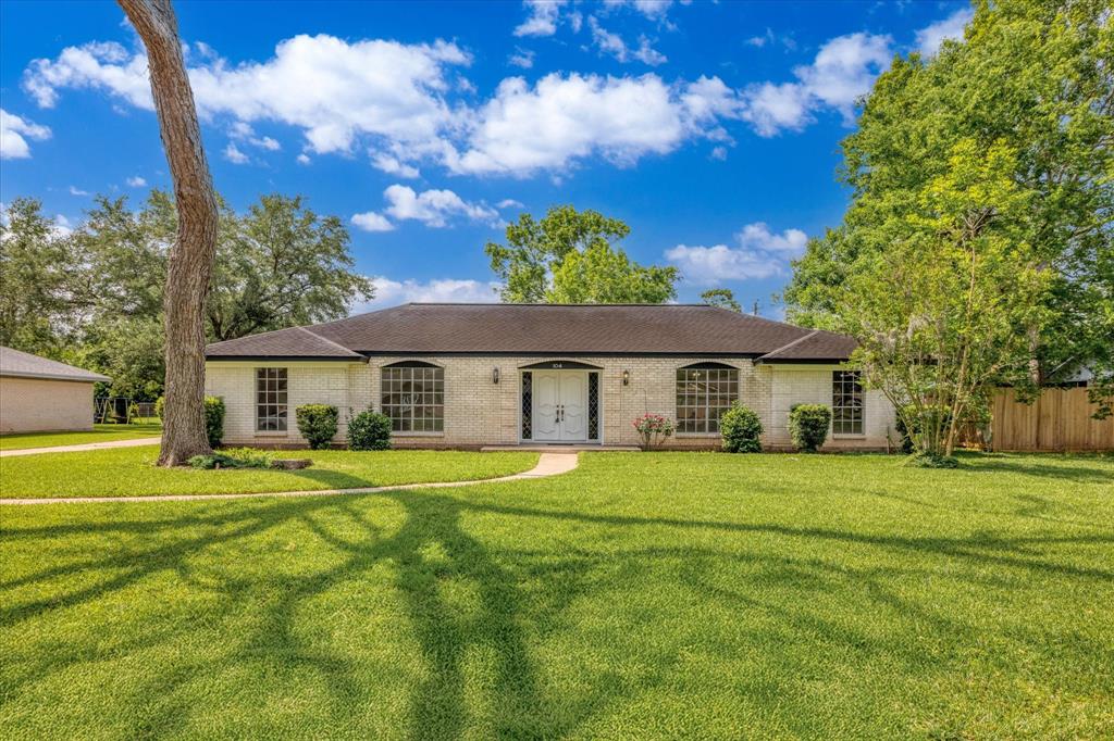 104 Iris Street, Lake Jackson, Texas image 1