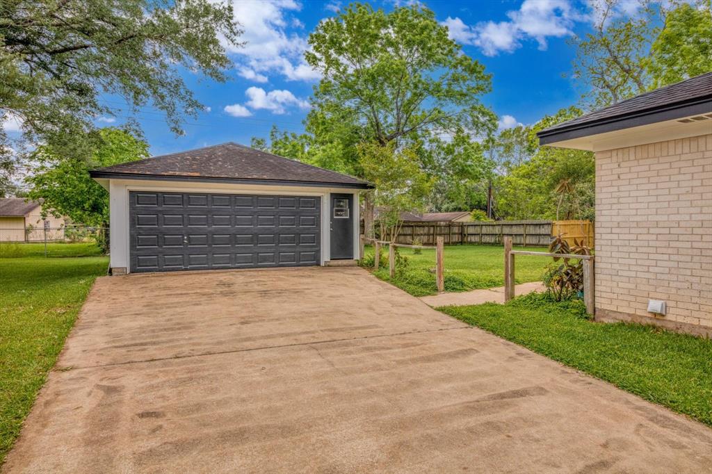 104 Iris Street, Lake Jackson, Texas image 35