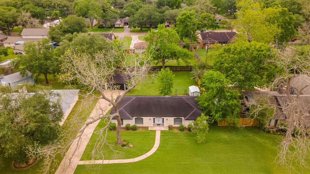 104 Iris Street, Lake Jackson, Texas image 2