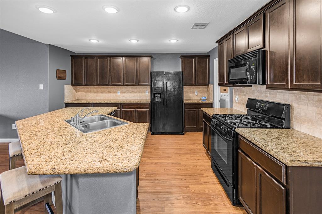 9726 Shimmering Lakes Drive, Rosharon, Texas image 22