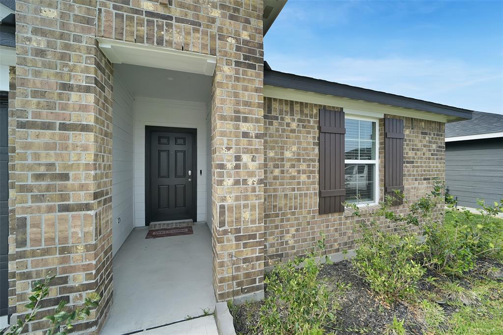 1023 Cattle Chute Court, Rosharon, Texas image 2