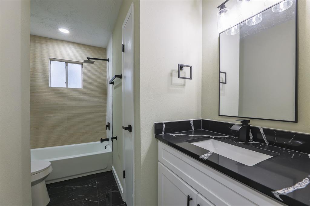 2806 Fir Crest Court, Stafford, Texas image 19