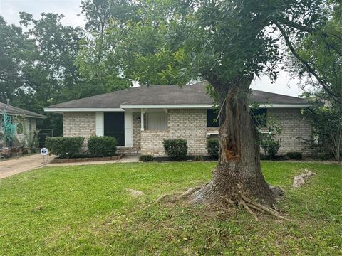 Single Family Residence in Houston TX 11046 Spottswood Drive.jpg