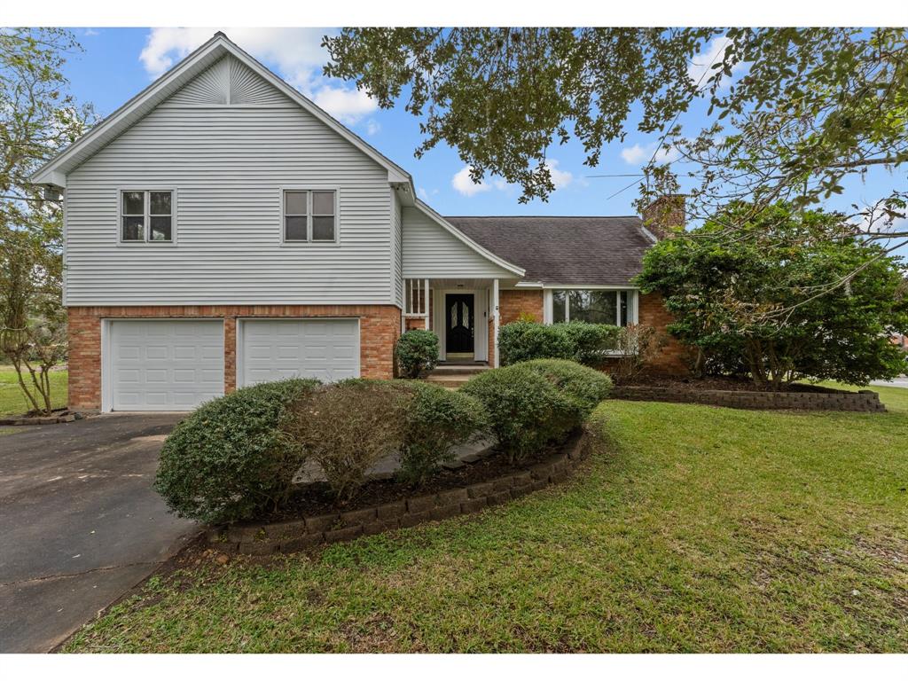 108 Woodland Road, Lake Jackson, Texas image 1