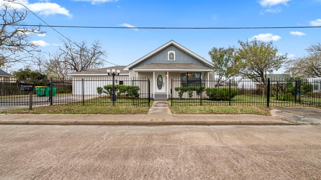 1401 Elm Street, Baytown, Texas image 1