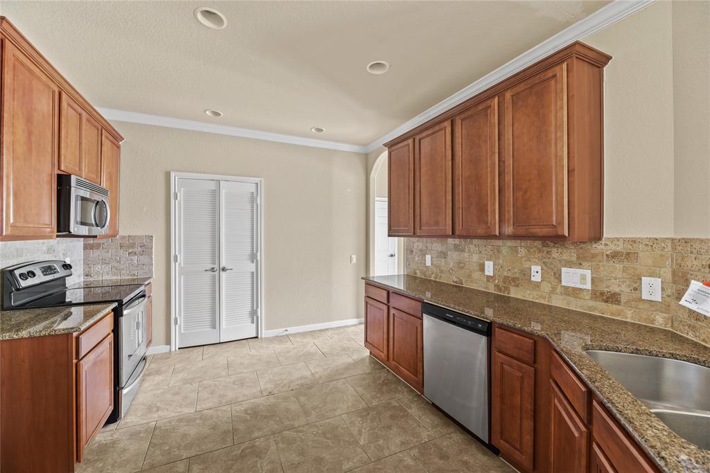 6 Windsor Bridge Drive, Conroe, Texas image 7