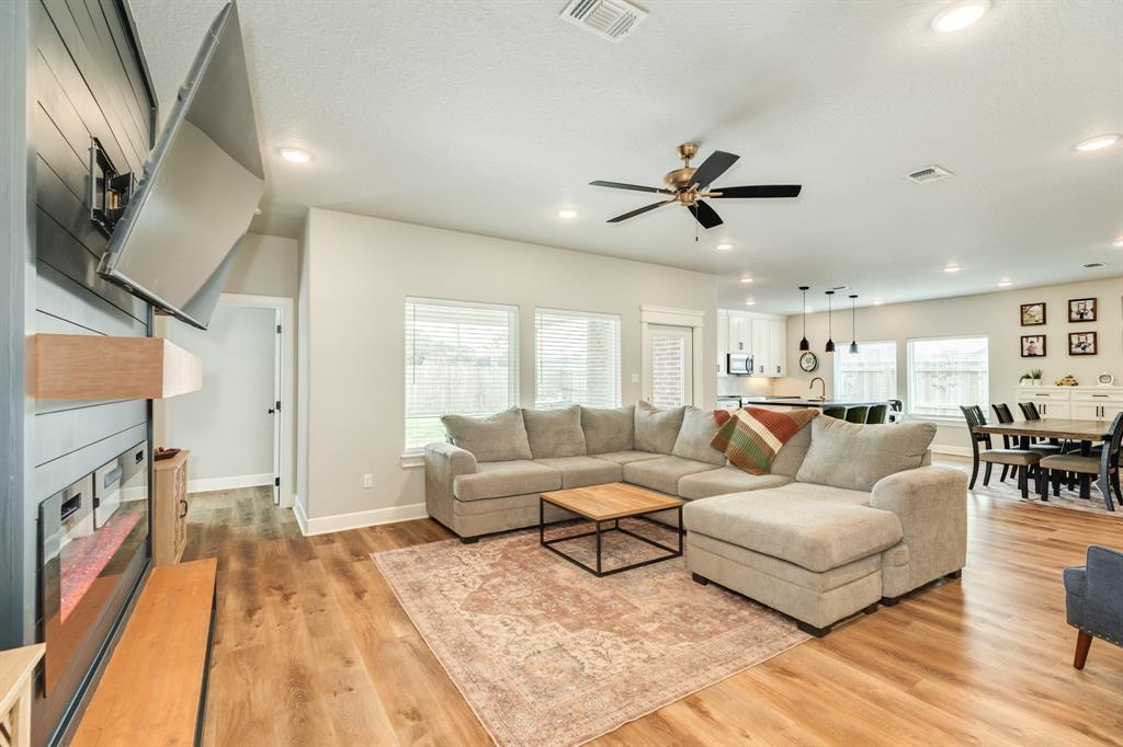 628 Greystone Lane, Angleton, Texas image 7