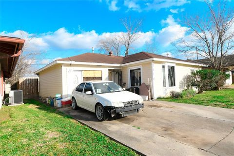 Single Family Residence in Houston TX 1010 Sage Drive 1.jpg