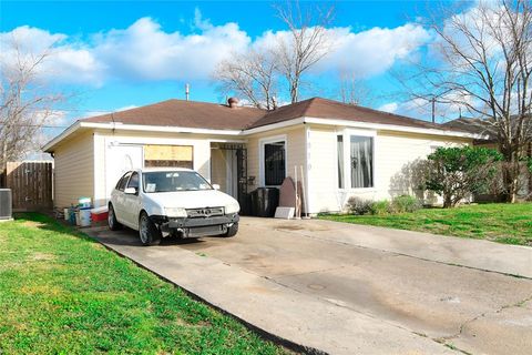 Single Family Residence in Houston TX 1010 Sage Drive.jpg