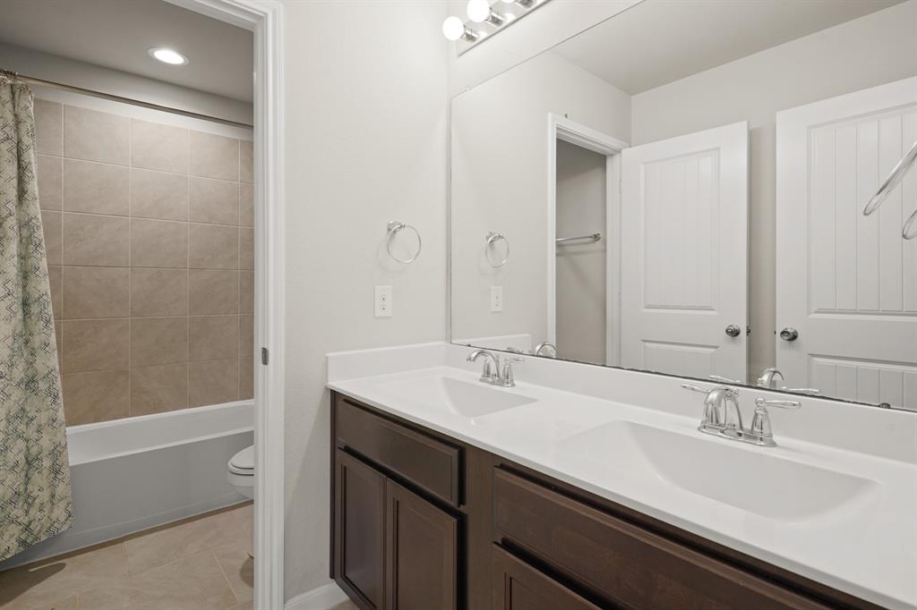 1439 Memorial Bend Boulevard, Missouri City, Texas image 32
