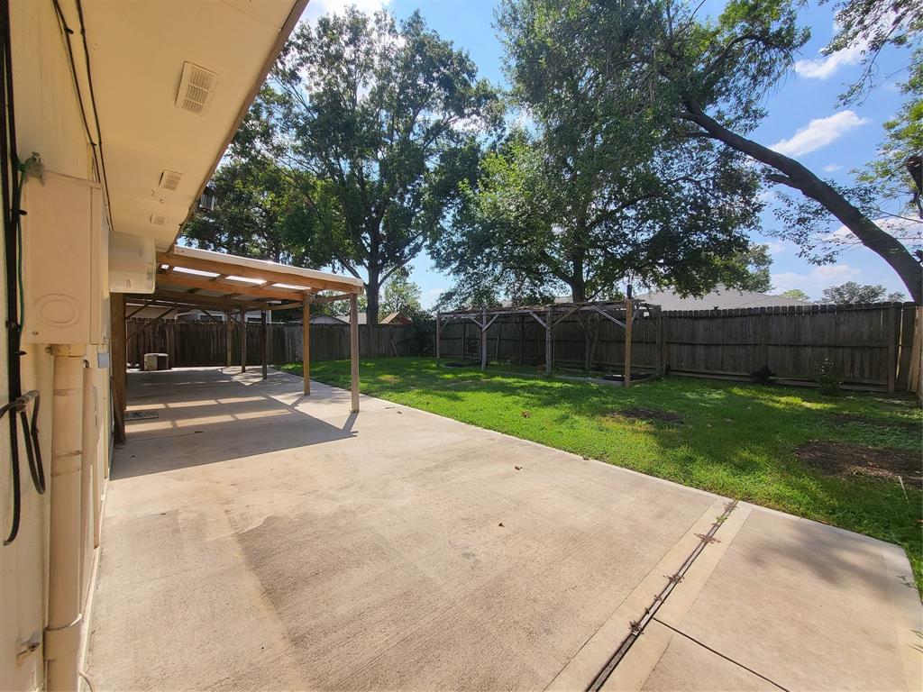 2346 Farriers Bend Drive, Friendswood, Texas image 14