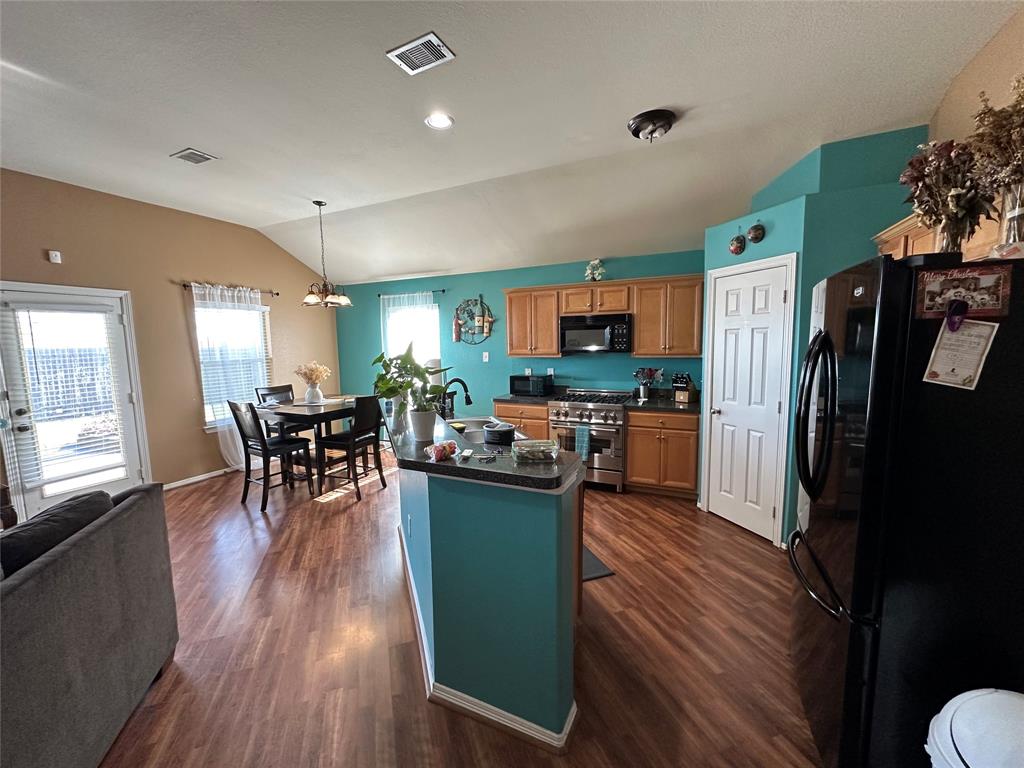 149 Silver Lake Court, La Marque, Texas image 3