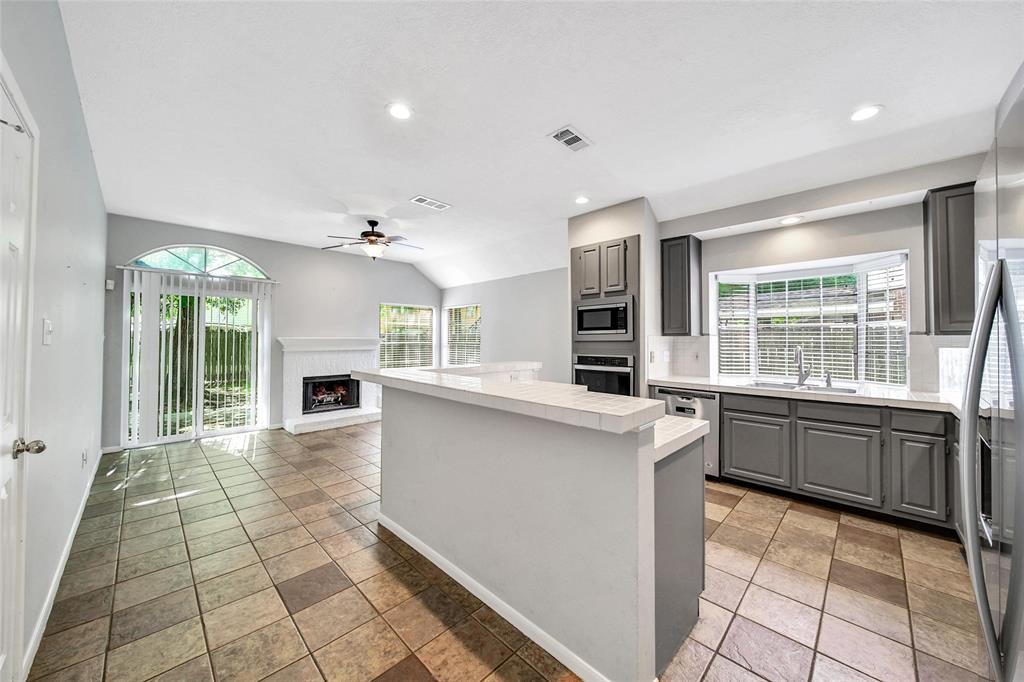 4911 Greenriver Valley Drive, Kingwood, Texas image 10