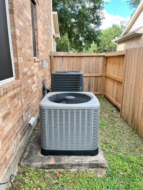 11608 Summer Moon Drive, Pearland, Texas image 2