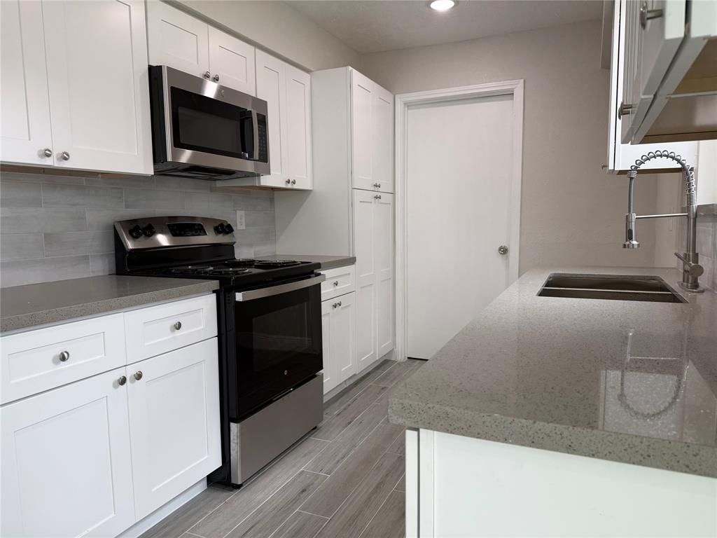 1223 Gentle Bend Drive, Missouri City, Texas image 3