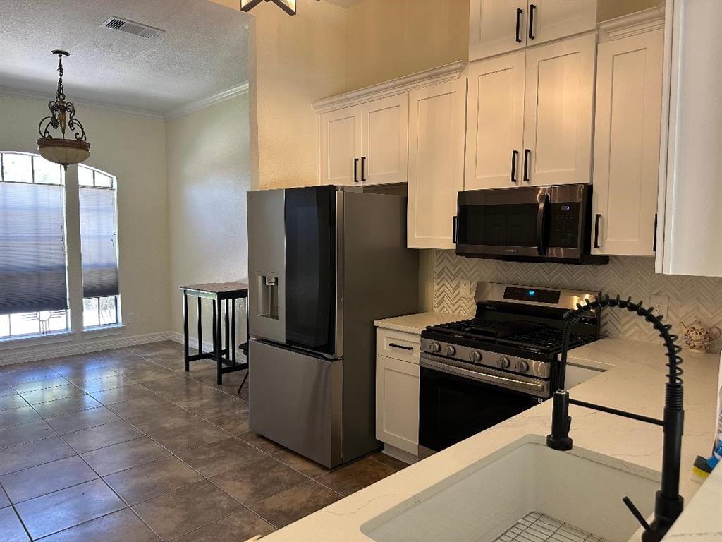 21 Alexander Court, Angleton, Texas image 13