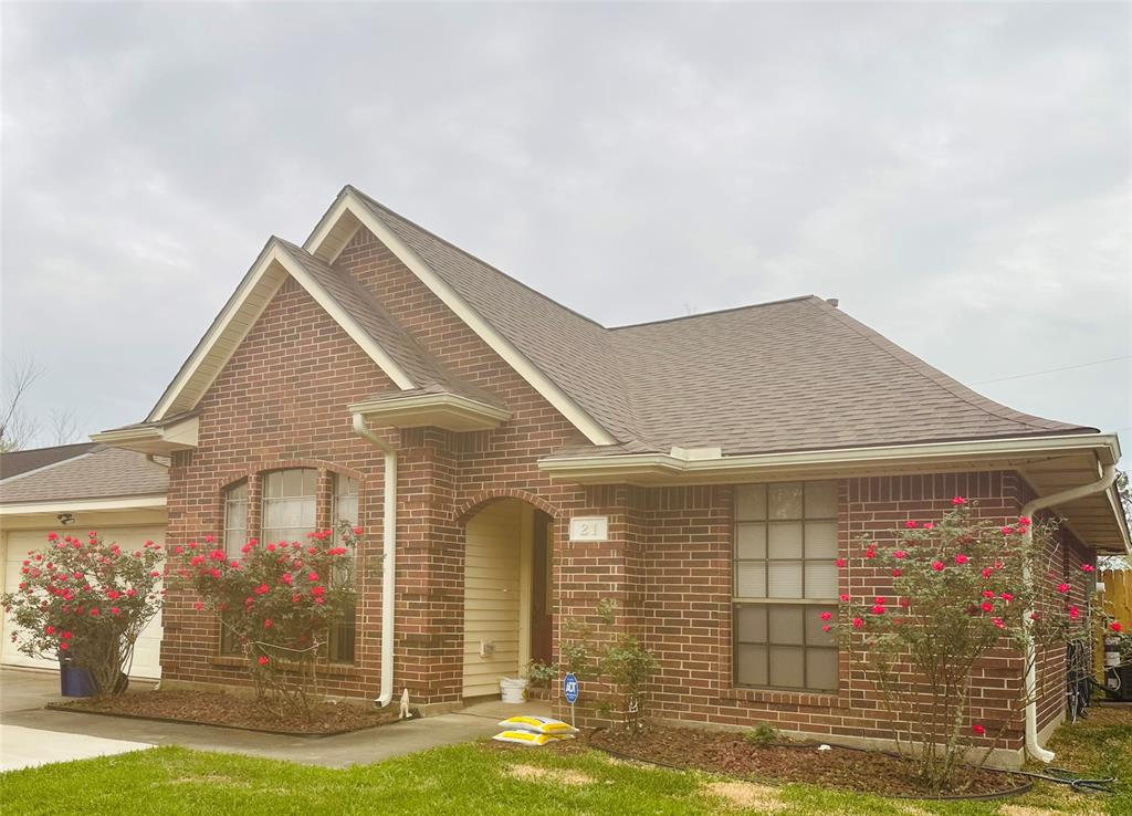 21 Alexander Court, Angleton, Texas image 1