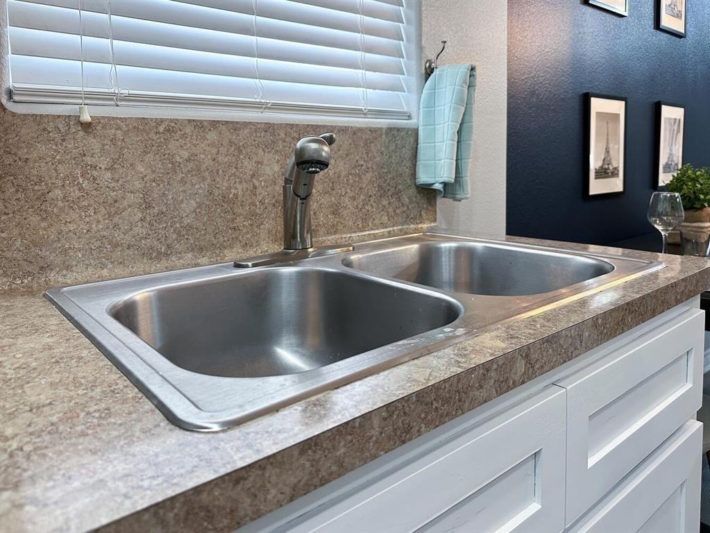 960 Crane Lane Ln, Crystal Beach, Texas image 9