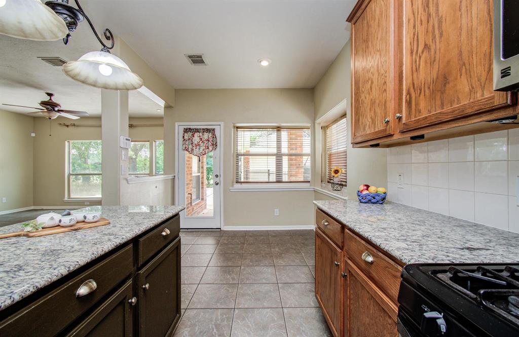 2107 Blue Water Bay Drive, Katy, Texas image 9