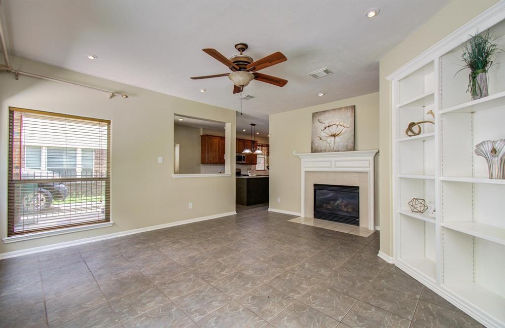 2107 Blue Water Bay Drive, Katy, Texas image 7