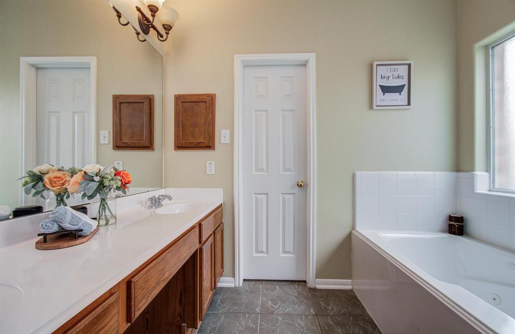 2107 Blue Water Bay Drive, Katy, Texas image 15