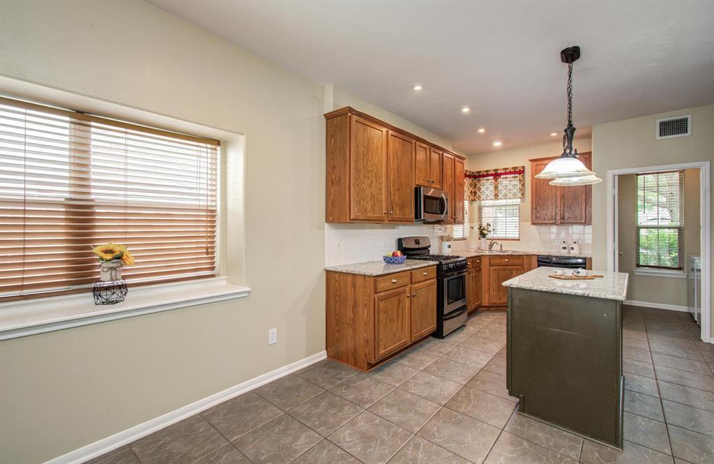 2107 Blue Water Bay Drive, Katy, Texas image 11