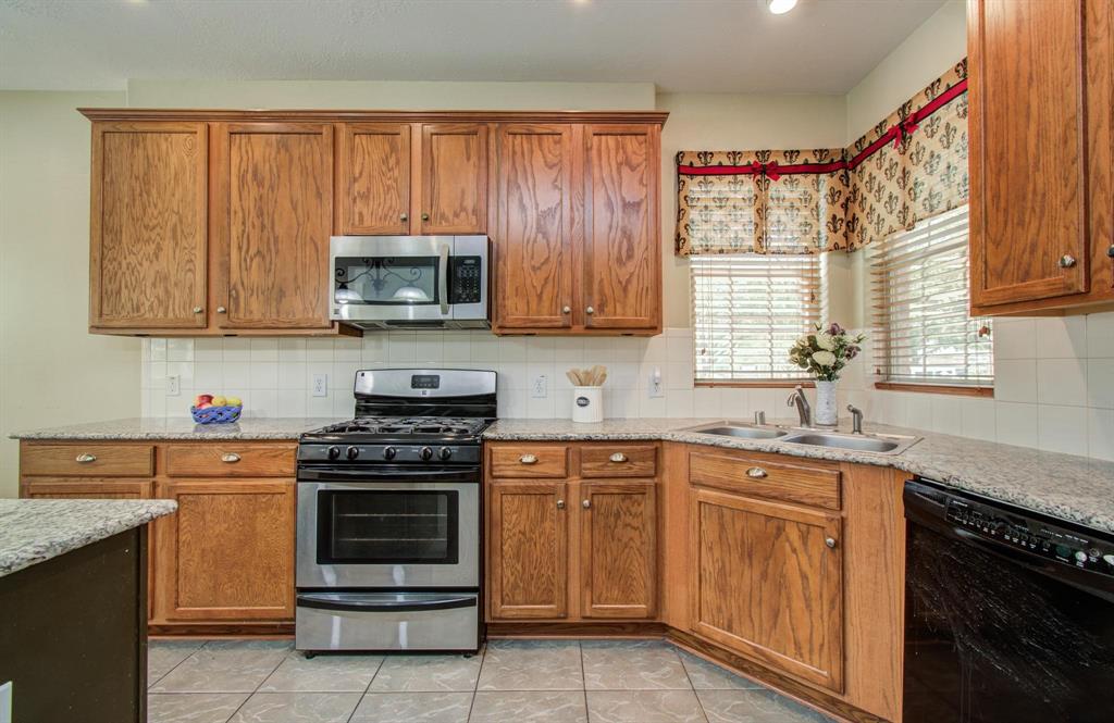 2107 Blue Water Bay Drive, Katy, Texas image 8