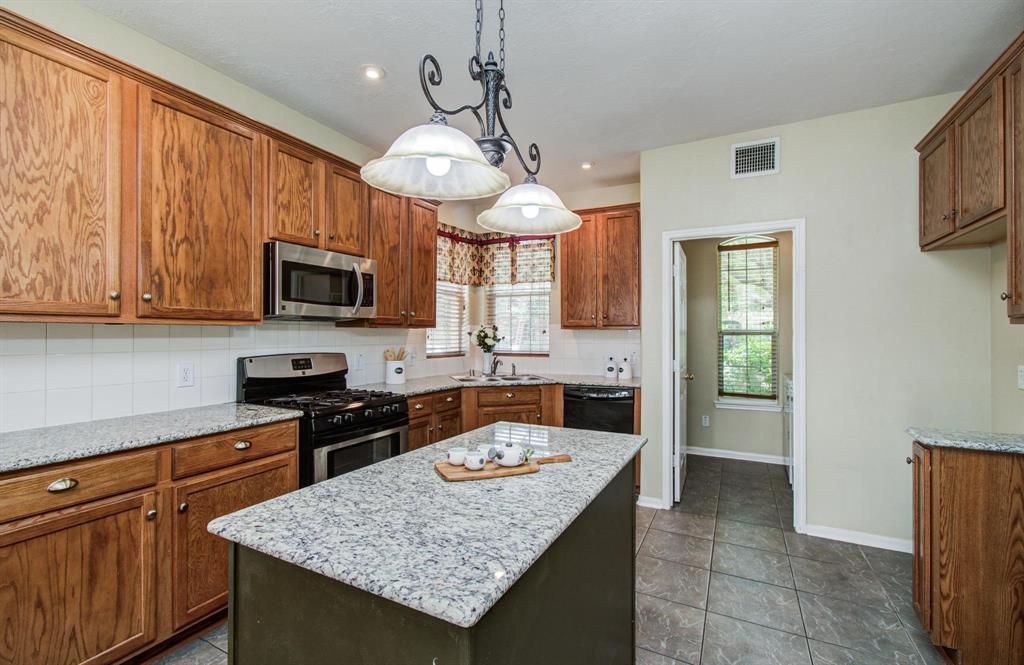 2107 Blue Water Bay Drive, Katy, Texas image 10