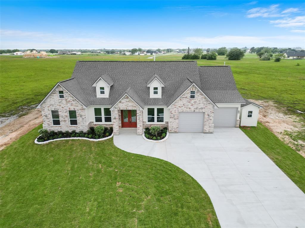 619 Longhorn Trail, Angleton, Texas image 2