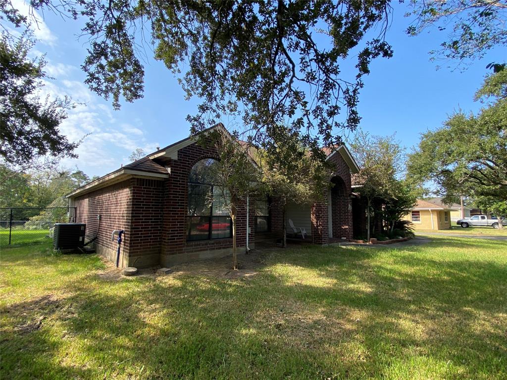 203 Oakridge Drive, Hitchcock, Texas image 3