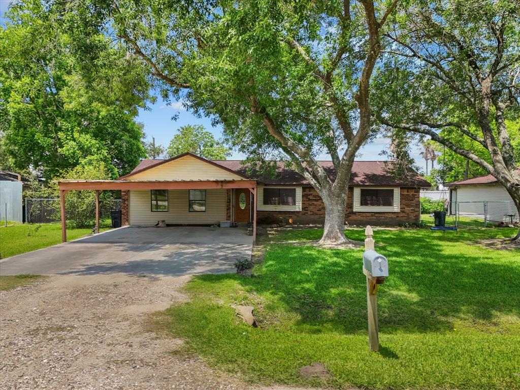 3628 Avenue E 1/2, Santa Fe, Texas image 1