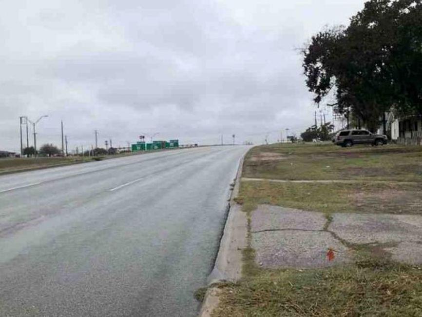 2259 N Interstate 35