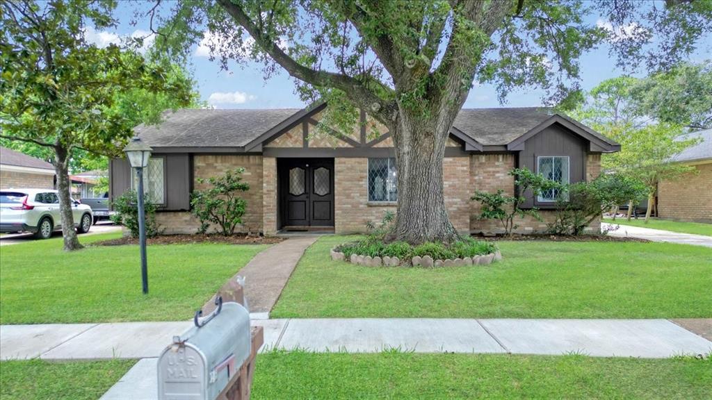10518 Sageburrow Drive, Houston, Texas image 2
