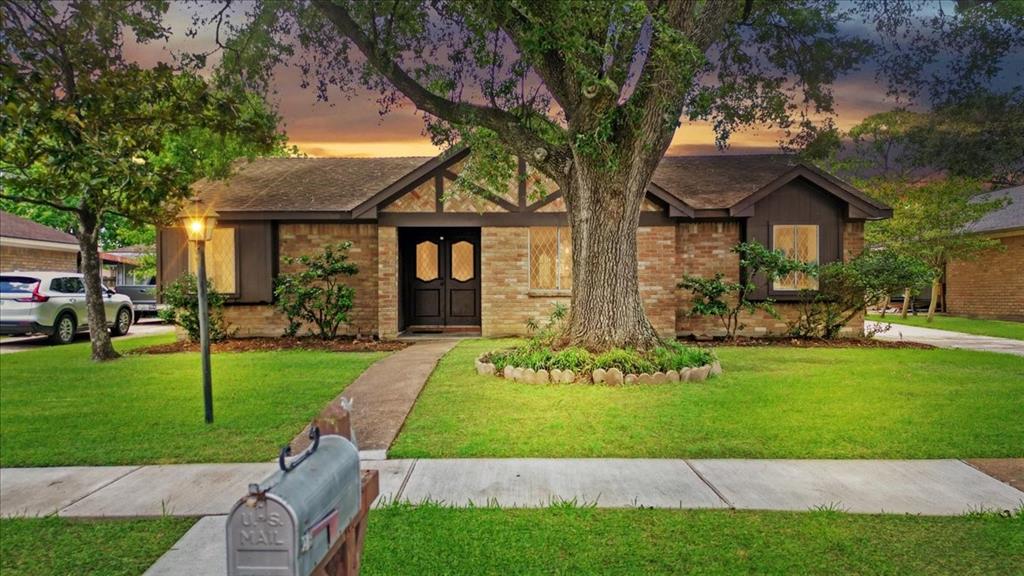 10518 Sageburrow Drive, Houston, Texas image 1