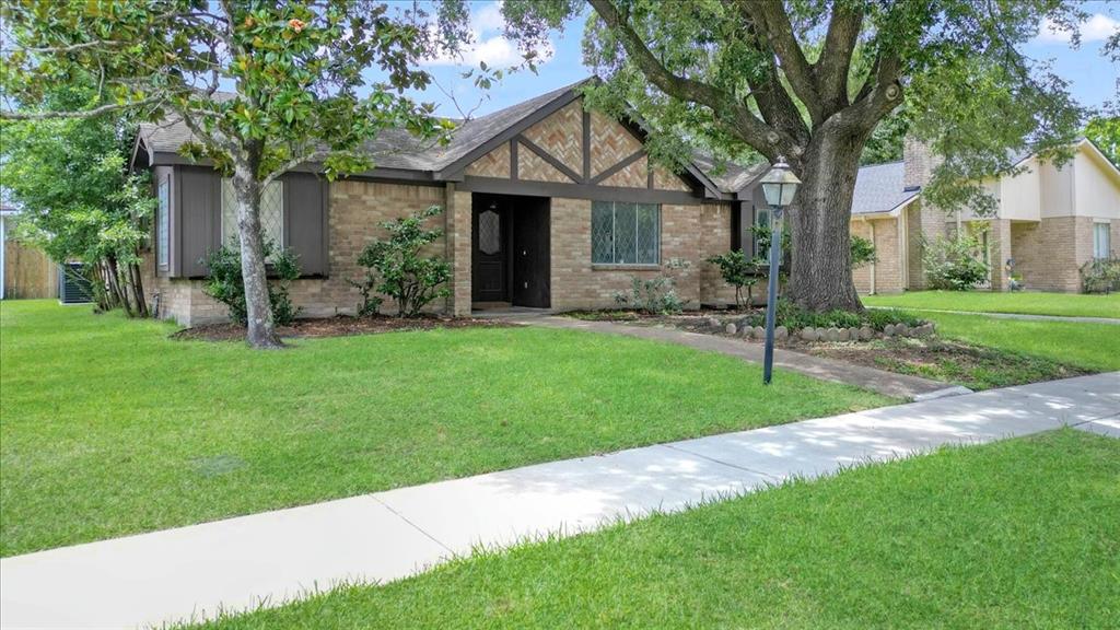 10518 Sageburrow Drive, Houston, Texas image 3